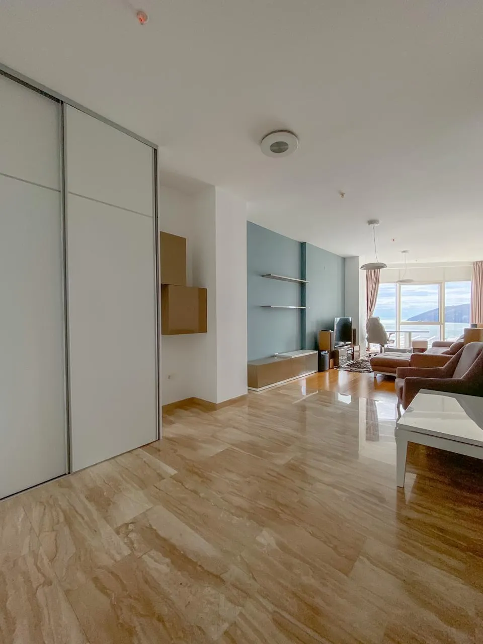 Квартира с двумя спальными комнатами и видом на море в самом центре Будвы